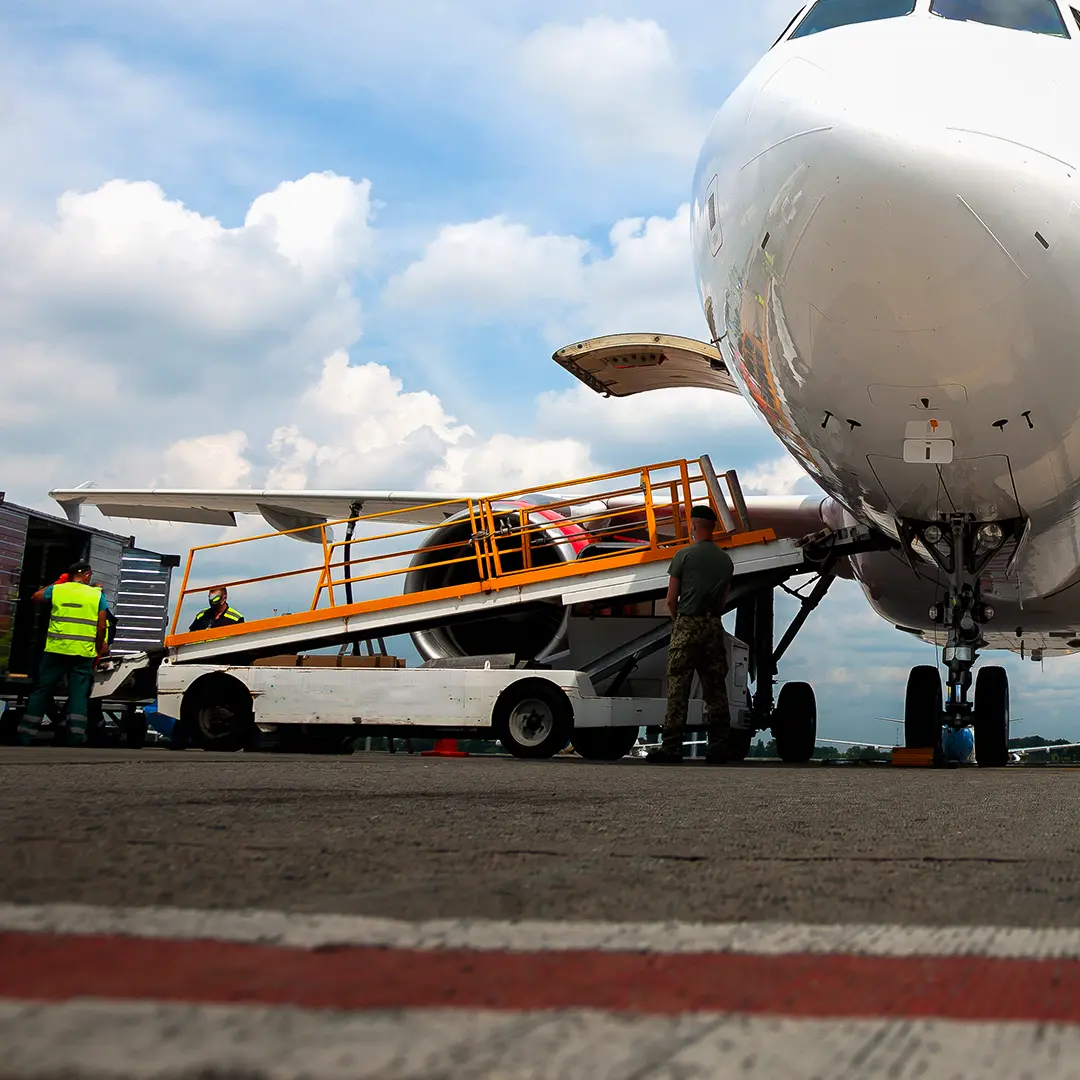 servico-de-rampa-sendo-realizado-em-avião